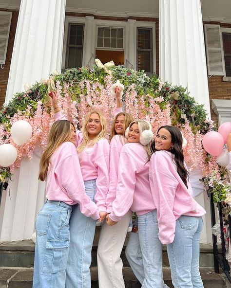 Floral Bid Day Theme, Bid Day Photos, Sorority Recruitment Themes Decoration, Sorority Profile Picture Ideas, Sorority Girl Aesthetic, Sorority Recruitment Decorations, Recruitment Decorations, Sorority Instagram, Sorority Recruitment Themes