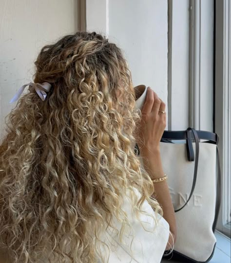 Model Curly Hair, Hair Colour Design, Layered Curly Hair, Brown Curly Hair, Blonde Curly Hair, Curly Girl Hairstyles, Ready For Fall, Long Curly Hair, Light Brown Hair