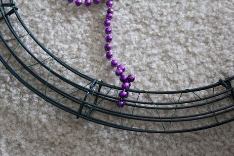 Nola Style, Mardi Gras Diy, Mardi Grad, Madi Gras, Bead Wreath, Mardi Gras Centerpieces, Mardi Gras Crafts, Mardi Gra, Mardi Gras Wreath