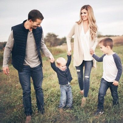 Family Photo Outfits Winter, Fall Family Outfits, Portret Feminin, Family Portrait Outfits, Family Photo Colors, Foto Kids, Winter Family Photos, Fall Family Portraits, Fall Family Photo Outfits