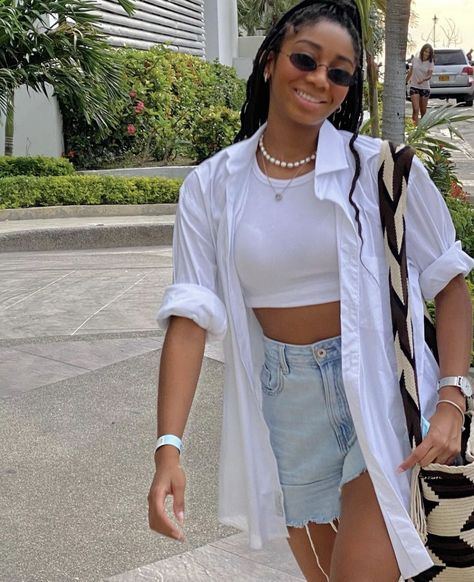 Casual Outfit Hot Weather, Family Fair Outfits, White Button Down With Shorts, College Summer Outfit Black Women, Outfits When You Have Nothing To Wear Summer, Summer Campus Outfits Casual, Girly Tomboy Outfits Summer, Outfits With White Button Up, Spring Looks Black Women