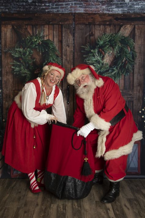 Mrs Claus Aesthetic, Mrs Claus Photo Shoot, Father Christmas Costume, Santa And Mrs Claus Photo Session, Mr And Mrs Santa Claus, Mrs Santa Claus Costume, Mrs Claus Outfit, Santa Real, Mardi Gras Dress