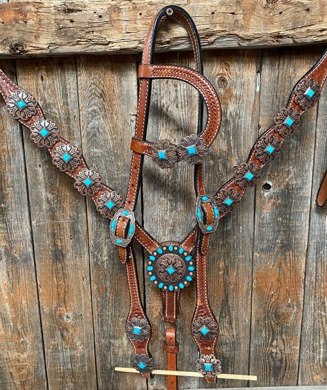 One ear and breastcollar is medium oil basketweave style. They are decorated with copper fleur-de-lis western conchos with a turquoise center (W141L). One ear also comes with copper and turquoise western cart buckles (W195B).Full Horse size Measurements Headstall measurements : bit to bit - 36" shortest setting : 44" longest settingBreastcollar measurements - From Center Ring to D Ring -16"Breastcollar including toggles : shortest settings - 26" : Longest settings -29"Buy Together or Separate ON Western Horse Tack Turquoise, Western Riding Tack, Western Tack Sets, Barrel Racing Tack Rodeo, Bling Horse Tack, English Saddles, Copper And Turquoise, Barrel Racing Tack, Cowgirl Accessories