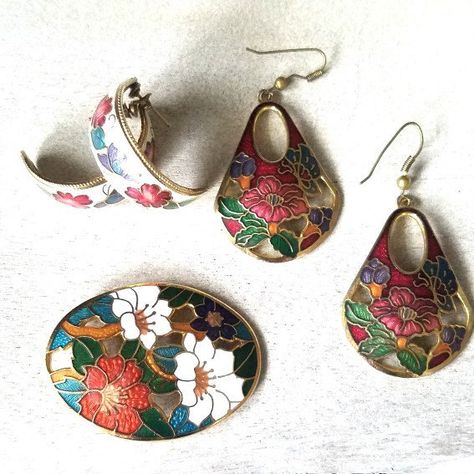 We love cloisonne jewelry... Cloisonne Jewelry, Enamel Charms, Style Vintage, Fine Jewelry, Jewelry Earrings, Charms, Drop Earrings, Handmade Gift, Trending Outfits