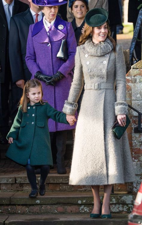 Mode Style Anglais, Royalty Style, Royal Family Christmas, Style Kate Middleton, Catherine Cambridge, Kate Fashion, Royal Wardrobe, Duchesse Kate, Düşes Kate