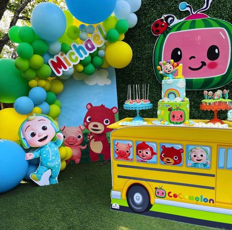 Cocomelon Dessert Table Ideas, Cocomelon School Bus Party Table, Wheels On The Bus Cocomelon Birthday Party, Cocomelon Bus Table, Cocomelon Dessert Table, Coco Melon Wheels On The Bus, Wheels On The Bus Balloon Arch, Cocomelon Decoration, Wheels On The Bus Birthday Party Cake