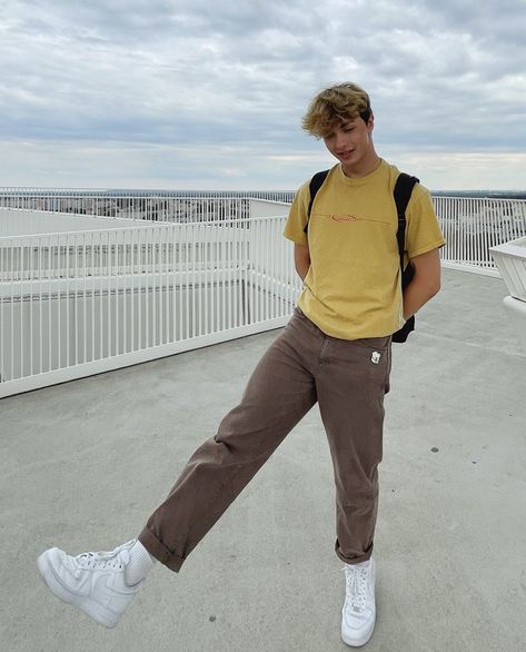 Mens Fashion 90s Street Styles, Dickies Painter Pants Outfit Men, Timeless Outfits Men, Sporty Aesthetic Men, Men Concert Outfit Guys, Soft Boy Outfits Summer, Mens Sweatpants Style, Men’s Summer Outfit, Yellow Shirt Outfit Men