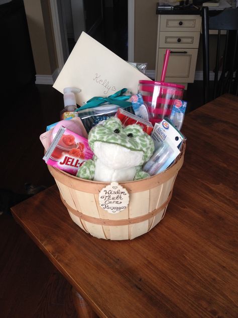 Adorable gift basket my friend made me when I got my wisdom teeth out! #diy #carepackage #friends #gift #craft #kit #wisdomteeth #getwell Tonsil Removal Care Package, Wisdom Teeth Gift Basket, Care Package For Wisdom Teeth Removal, Wisdom Teeth Basket Care Packages, Wisdom Teeth Recovery Gifts, Wisdom Tooth Care Package, Wisdom Teeth Recovery Basket, Soft Dinners, Wisdom Teeth Care Package