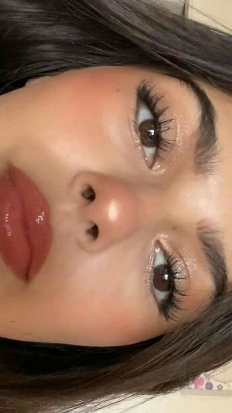 Natural Make Up Ideas For Brown Eyes, Tan Girl Makeup, Medium Tan Skin Makeup, Natural Makeup On Brown Skin, Makeup Ideas For Prom Natural, Maquillaje Aesthetic Natural, Brown Makeup Aesthetic, Brown Eyes Makeup Looks, Make Up Natural Look