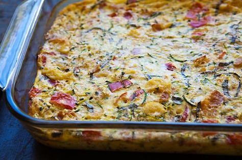 Zucchini breakfast casserole Seafood Breakfast, Toast With Egg, Zucchini Breakfast, Zucchini Casserole Recipes, Menu Sarapan Sehat, Ricotta Toast, Vegetarian Casserole, Cheese Breakfast, Paleo Breakfast