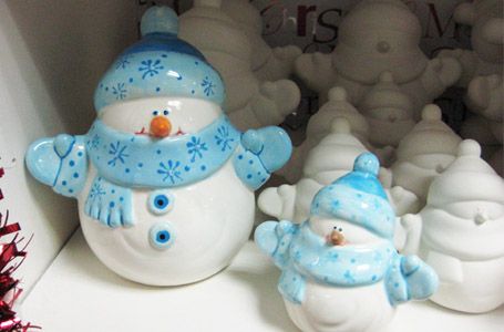 snaowman Snowman Pottery Painting, Snowman Pottery Ideas, Ceramic Snowman Painting Ideas, Snowman Pottery, Snowman Board, Pottery Christmas, Snowman Painting, Ceramic Ideas, Xmas Ideas