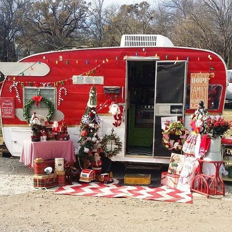 Outstanding 13 Awesome Camper Christmas https://camperlife.co/2019/07/04/13-awesome-camper-christmas/ The holidays are an excellent time to generate a more personal connection with those who support your small business. They are the perfect opportunity... Christmas Trailer, Decorating Your Rv, Camper Christmas, Ceramic Cafe, Vintage Rv, Vintage Caravans, Retro Campers, Outdoor Gifts, Vintage Travel Trailers