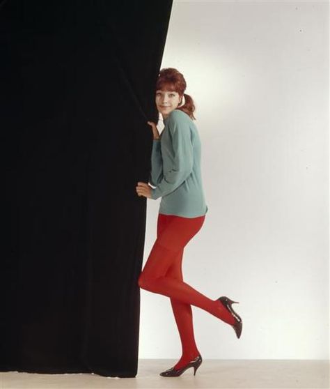 Imagen insertada Fashion Decades, Wool Tights, Red Tights, Anna Karina, Jean Luc Godard, Colored Tights, Rock N’roll, French Actress, 1960s Fashion