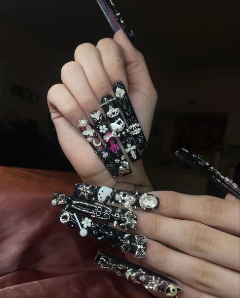 Nail Inspo Hello Kitty, Corset Nails, Long Black Nails, Hello Kitty Design, Junk Nails, Cheetah Nails, Art Guide, Punk Nails, Ombre Acrylic Nails