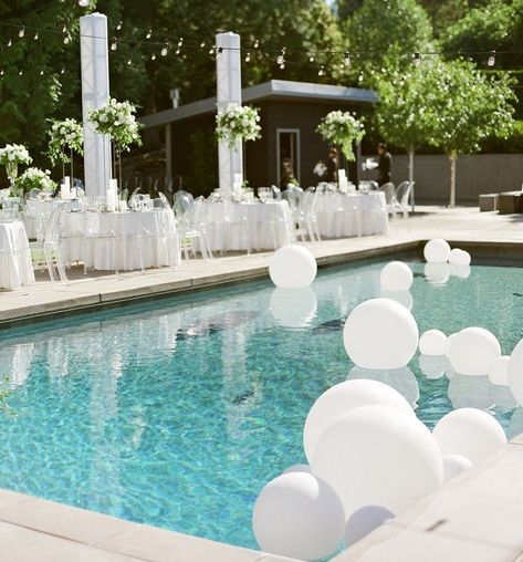 Small Pool Wedding Ideas, Wedding Reception Poolside, Pool Shop Ideas, Wedding By The Pool Ideas, Wedding Pool Reception, Backyard Poolside Wedding, White Balloons In Pool, Outdoor Pool Wedding Ideas, All White Pool Party Decorations