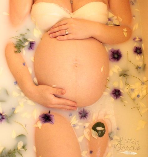 DIY at home maternity milk bath photo ❤️ Easy Diy Maternity Photos At Home, Diy Family Maternity Photos At Home, Diy Maternity Shoot Ideas, Maternity Photography At Home Diy, Diy Maternity Photos At Home With Iphone, Diy Pregnancy Photoshoot At Home, At Home Maternity Shoot Diy, Diy Maternity Photos At Home, Maternity Photography Tips