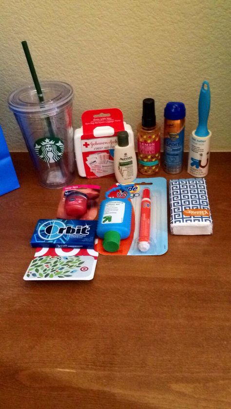 New roommate gifts/ care package                                                                                                                                                                                 More Roommate Gift Basket, Roommate Ideas, College Roommate Gift, Doorm Room, Dorm Things, Spa Baskets, Lacrosse Party, College Guide, Disney College