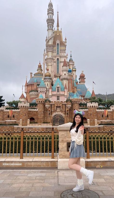 Hongkong Disneyland Ootd, Hongkong Disneyland Outfit, Shanghai Outfit, Ootd Idea, Disney Photo Ideas, Disneyland Outfits, Disney Outfit, Japan Outfit, Pose Idea