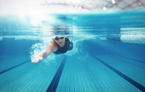 woman-swimming-pool How To Swim Faster, Swimming Lessons For Kids, Swimming For Beginners, Best Swimmer, Full Body Workouts, Swimming Classes, Muscle Abdominal, Swim School, Swimming Workout