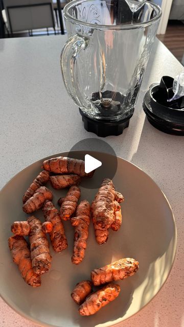 Naz on Instagram: "Making ginger and tumeric shots 🫚" Turmeric Shots Recipe, Tumeric Shots Diy, Ginger And Tumeric, Raw Turmeric, Turmeric Shots, Ginger Shot, Shot Recipes, April 7, Ginger