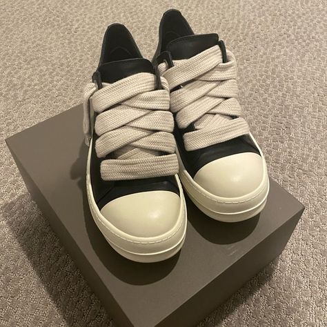 Rick owens Jumbo Lace Lows Rick Owens Big Laces, Shoes Rick Owens, Rick Owens Low Sneakers Outfit, Low Rick Owens Outfits, Rick Owens Jumbo Lace Outfit, Low Rick Owens, Low Top Rick Owens, Rick Owen Shoes, Rick Owens Fit