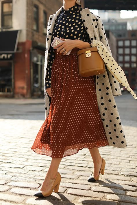 Dots Outfit, Dots Fashion, Look Office, Polka Dots Outfit, Walking Down The Street, 가을 패션, Estilo Boho, Fashion Mode, Mode Vintage