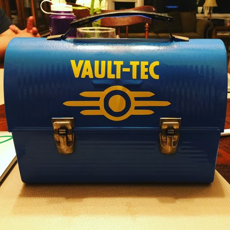 Fallout lunchbox! Fallout Themed Kitchen, Fallout Themed Party, Fallout Decorations, Fallout Birthday Party Ideas, Fallout House, Fallout Cake, Fallout Room, Fallout Wedding, Fallout Diy