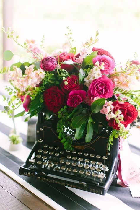 Typewriter With Flowers, Storybook Invitation, Old Typewriter, Book Centerpieces, Book Themed Wedding, Vintage Typewriters, Wedding Favors For Guests, Jolie Photo, Ranch Wedding