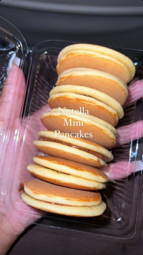 Small Food Truck Ideas, Hot Cakes Minis, Mini Pancakes Business, Mini Pancakes Ideas, Pancake Business, Pancake Bar, Dessert Cups Recipes, Food Business Ideas, Mini Pancakes