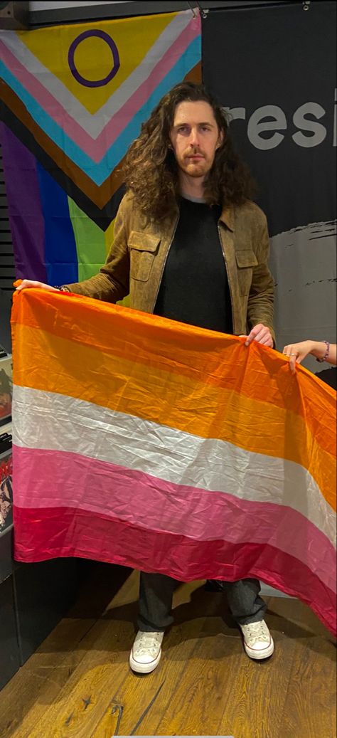 Hozier Holding Lesbian Flag, Hozier Pixel Art, Hozier With Pride Flag, Hozier Pride Flag, Hozier Girl Aesthetic, Hozier Laptop Wallpaper, Hozier Reaction Pic, Hozier Pictures, Hozier Icon