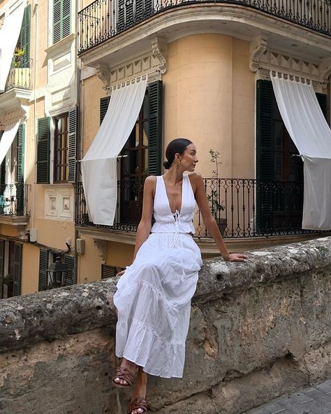 Long Skirt Beach Outfit, Long White Skirt Outfit Summer, Swiss Outfit, Paris Fits, Summer Fits Aesthetic, Spain Outfit, Italian Summer Outfits, European Fashion Summer, Greece Outfit