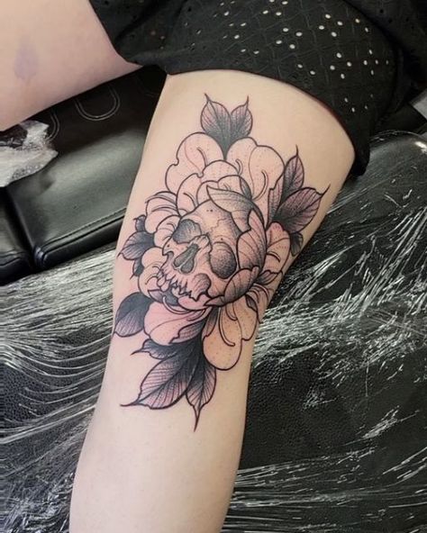 Quince Tattoo, Kneecap Tattoo Women, Knee Cap Tattoos Women, Kneecap Tattoo, Tatoos Design, Knee Cap Tattoo, Knee Cap, Sleeve Ideas, Tattoo Women