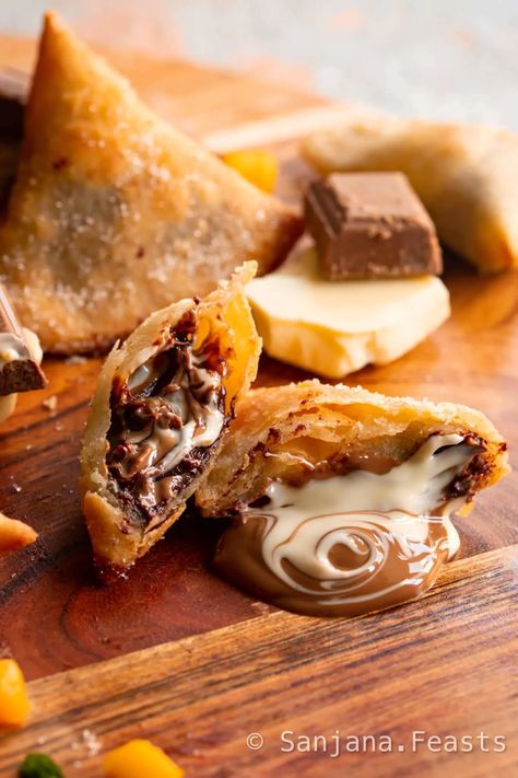 The Best Chocolate Samosa Recipe -Sanjana.Feasts - Indian Desserts Samosa Dough Recipe, Samosa Photography, Samosa Filling Recipe, Vegetable Samosa Recipe, Samosa Chaat Recipe, Samosa Dough, Cheese Samosa, Samosa Filling, Veg Samosa