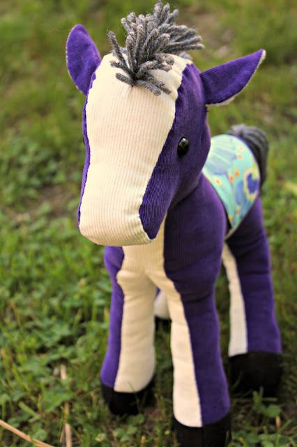 Sewing a vintage horse, pattern by Jill Hamor Stuffed Horse Sewing Pattern, Stuffed Horse Sewing Pattern Free, Horse Plush Pattern, Stuffed Horse Pattern, Horse Sewing Pattern, Stuffed Horse, Flamingo Toy, Animals Sewing, Plush Horse