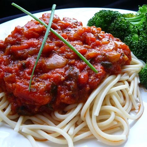 Stephanie's Freezer Spaghetti Sauce I "Excellent! I have made this for several years. I love to pile my freezer full and enjoy it all year long." Freezer Spaghetti, Freezer Tomato Sauce, Freezer Spaghetti Sauce, Tomatoe Sauce, Preserving Recipes, Sauce Spaghetti, Spaghetti Sauce Recipe, Pasta Sauces, Best Slow Cooker