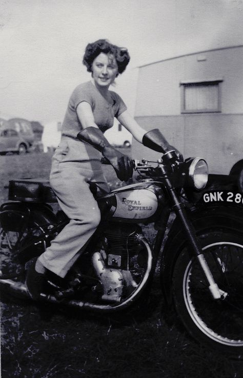 September 1951 Bracklesham Bay, Sussex. 50s Motorcycle, Early Photos, Motorbike Girl, Motor Cycle, Classic Girl, Vintage Biker, Biker Chic, Lady Riders, Vintage Lady