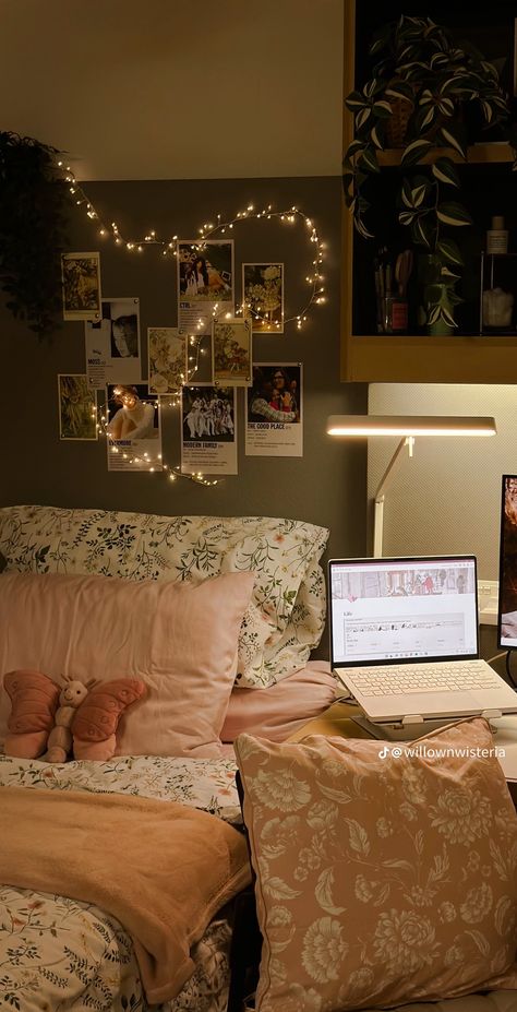 Boarding School Dorm, Uni Dorm Room, Uni Dorm, Vintage Bedroom Styles, Vibe Rooms, Dream Dorm Room, School Dorm, Dorm Stuff, Aesthetic Interior Design