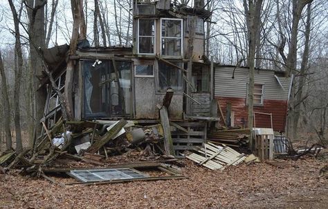 Instagram photo by zzZzzZZz • Apr 28, 2021 at 1:12 PM Houses In The Woods, Two Story Cabin, Southern Gothic, Gothic Aesthetic, Post Apocalypse, Cabin In The Woods, Abandoned Buildings, Abandoned Houses, Story Inspiration