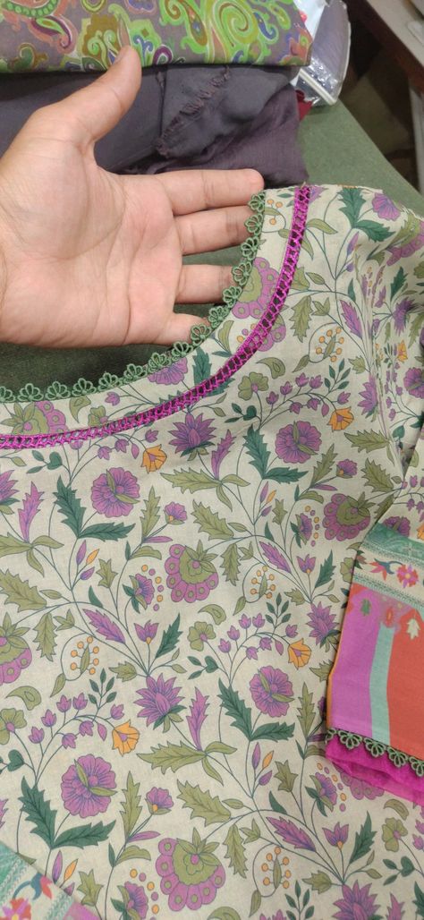 Simple Lace Suit Design, Lawn Neck Designs Pakistani, Pakistani Suit Stitching Ideas, Pakistani Suits Design Ideas, Pakistani Dress Neck Design, Pakistani Suits Neck Designs, Pakistani Sleeves Pattern For Kurtis, Neck Ideas For Kurti, Simple Suit Designs With Laces