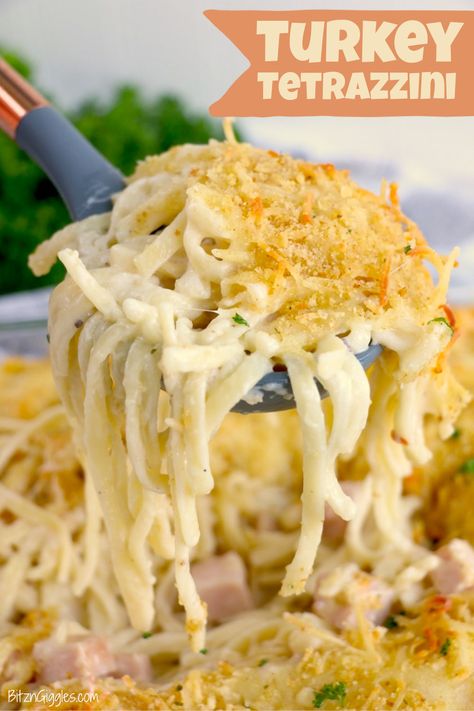 Copycat Stouffers Turkey Tetrazzini, Creamy Turkey Pasta, Turkey Tetrazzini Recipe Easy, Turkey Tetrazzini Easy, Turkey Tetrazzini Recipe, Turkey Meals, Leftover Casserole, Turkey Tetrazzini, Crispy Bread