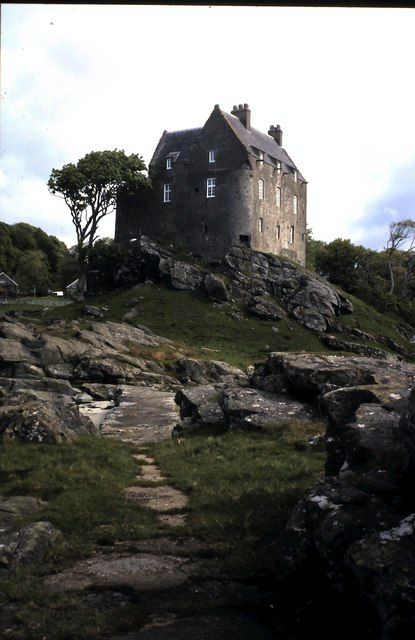 Duntrune Castle © ronnie leask cc-by-sa/2.0 :: Geograph Britain and Ireland Duntrune Castle, Argyll Scotland, Castle Scotland, Castle Mansion, Scotland Castles, Scotland Highlands, Scottish Castles, Castle Ruins, England And Scotland