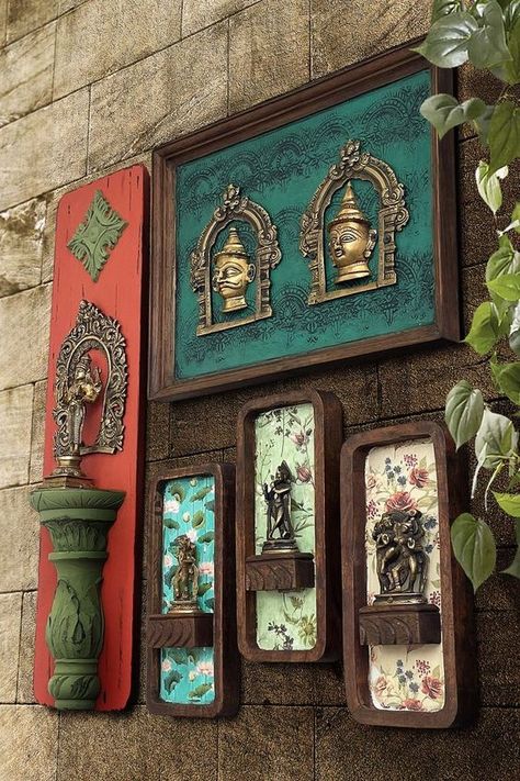 #taattva #gallerywall #walldecor #vintagewalldecor #wallgallery #livintagedecor #ethnicdecor #homedecorideas #indiandecor #indianhomedecor Decorating Ideas For Christmas, Indian Wall Decor, Ideas For Drawing, Indian Room Decor, Fabric Wall Decor, India Home Decor, Antique Wall Decor, Ethnic Home Decor, Pooja Room Door Design