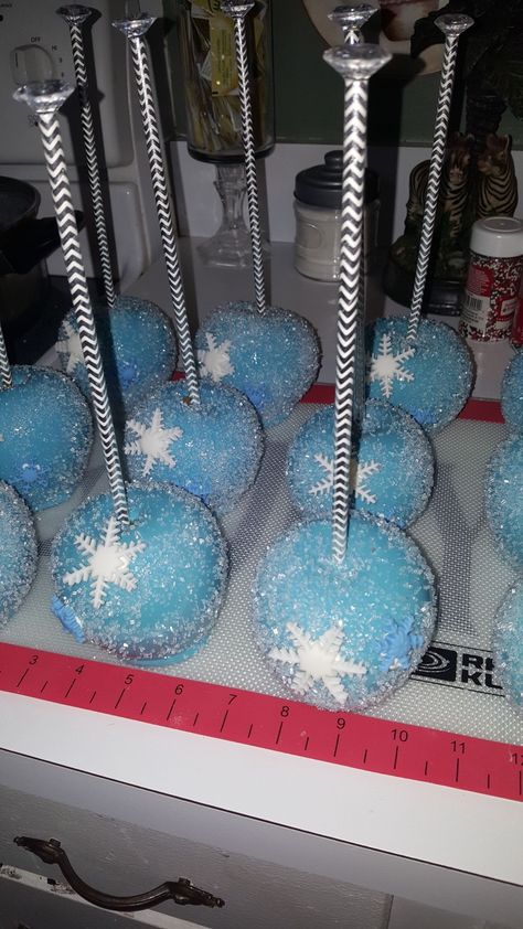 Winter Wonderland Candy Apples, Quince Deserts, Winter Wonderland Quince, Elsa Theme, Graduation Candy Table, Sweet 16 Winter Wonderland, Sweet 16 Winter, Winter Wonderland Party Theme, Winter Wonderland Cake