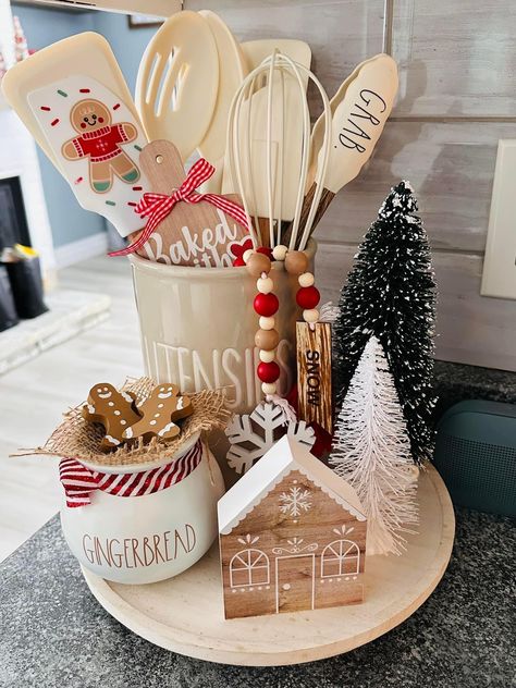 Neutral Christmas Decor Ideas, Christmas Hot Chocolate Bar, Christmas Kitchen Decor Ideas, Diy Natal, Christmas Coffee Table Decor, Gingerbread Christmas Decor, Cozy Christmas Decor, Christmas Apartment, Neutral Christmas Decor