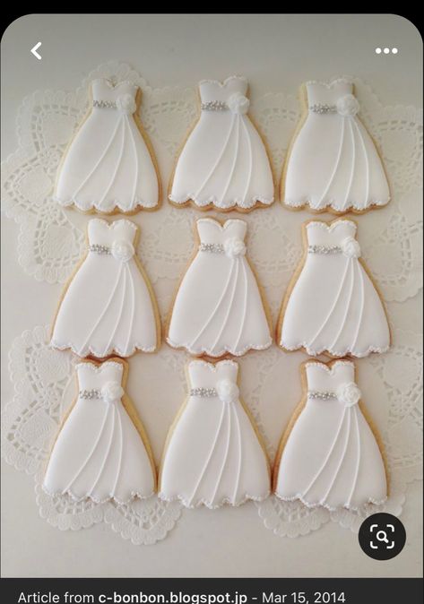 Airbrushed Cookies, Icing Cookies Tutorial, Spa Cookies, Bride Cookies, Wedding Cookies Decorated, Cookie Tips, Ikea Wedding, Dress Cookies, Wedding Dress Cookies