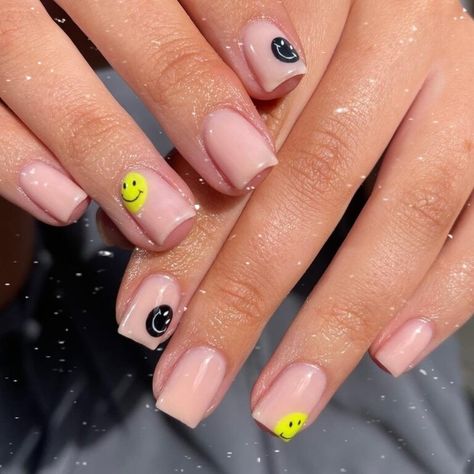 Nails Inspiration Smiley Face Nails Square, Smiley Nails, Smiley Face Nails, Biab Nails, Face Nails, Big Energy, Summer Nail Ideas, Airbrush App, Happy Nails