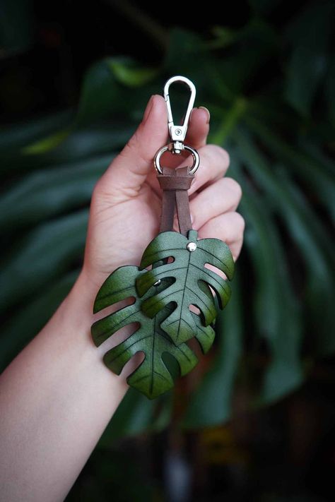 Take your greenery to go with our handmade monstera leaf leather keychains. The perfect gift for any plant lover, these gorgeous double layered green leaves will bring a jungle vibe to your key ring or make a bold bag charm. Leather Remnants Projects, Leather Products Ideas Creative, Wood And Leather Projects, Leather Accessories Diy, Sac En Cuir Diy, Leather Keychains, Leather Jewelry Diy, Handmade Keychains, Green Gift