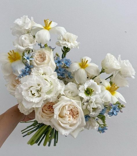 Monochromatic Bouquet, Wedding Table Layouts, Monochromatic Wedding, Elegant Wedding Bouquets, Flowers Bride, Bouquet Bride, Wedding Bouquets Bride, Spring Wedding Flowers, Reception Flowers