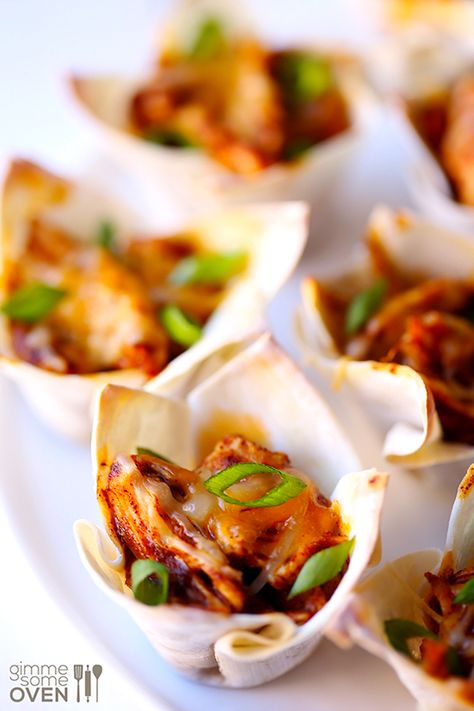 Chicken Enchilada Cups | gimmesomeoven.com Enchilada Cups, Wonton Cups Appetizers, Savory Cupcakes, Wonton Cups, Gimme Some Oven, Wonton Wrappers, Chicken Enchilada, Snacks Für Party, Chicken Enchiladas