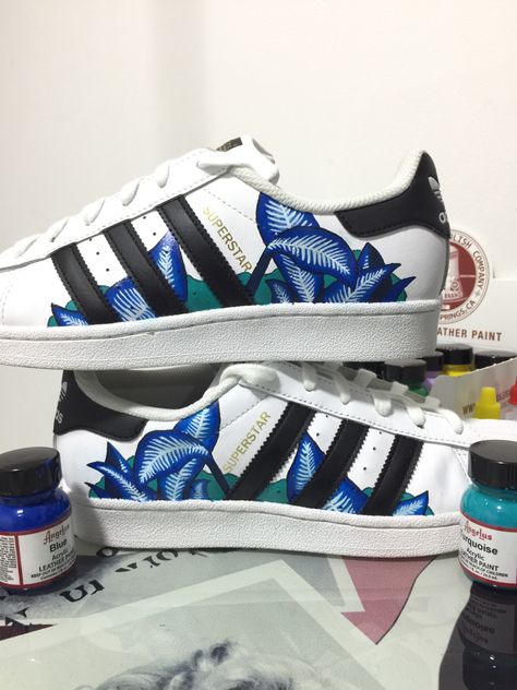 Superstar Adidas Custom, Painted Adidas Superstar, Customising Shoes, Custom Adidas Superstar, Painted Adidas, Doodle Shoes, Shoe Painting, Custom Adidas, Custom Shoes Diy